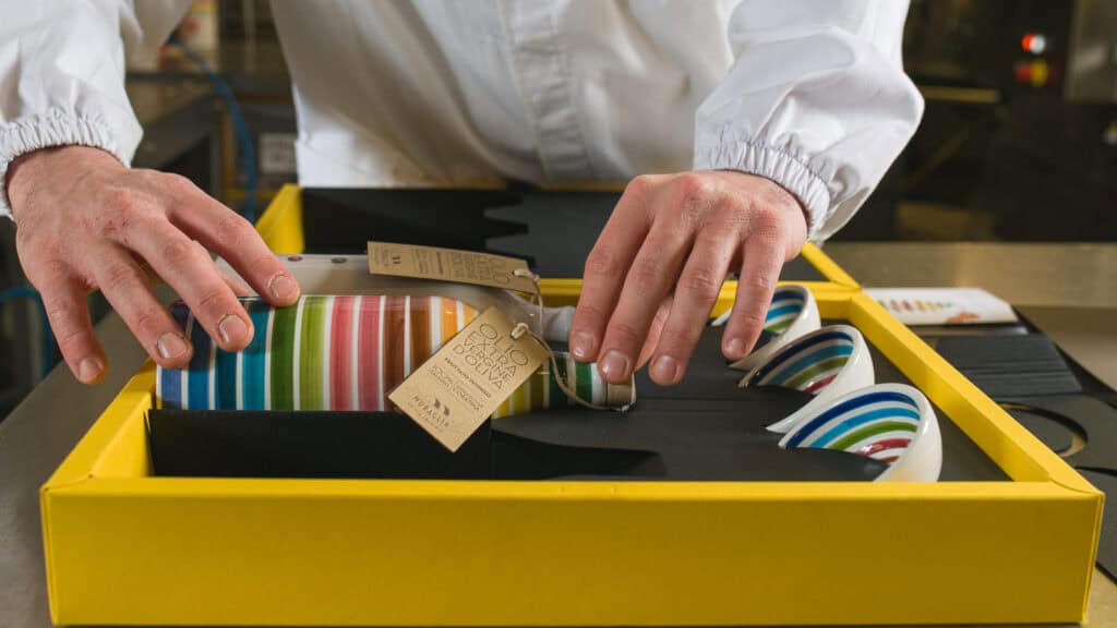 Orcio in ceramica Frantoio Muraglia all'interno della scatola di spedizione sicura anti-rottura