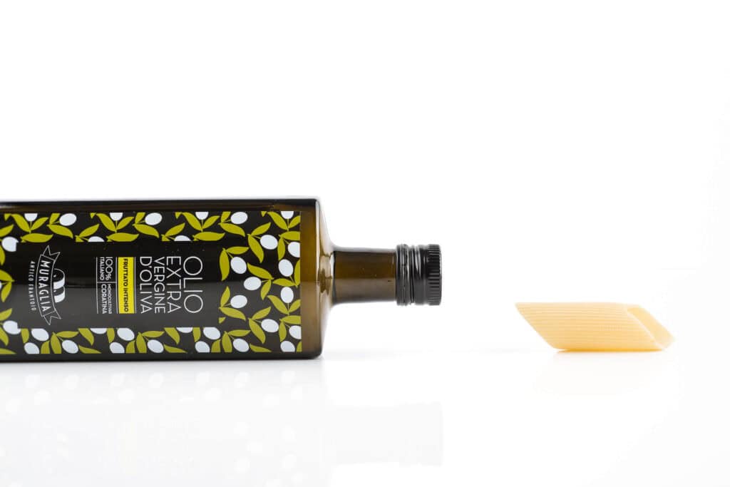 dettaglio etichetta olio extravergine che riporta l'origine cento per cento italiana