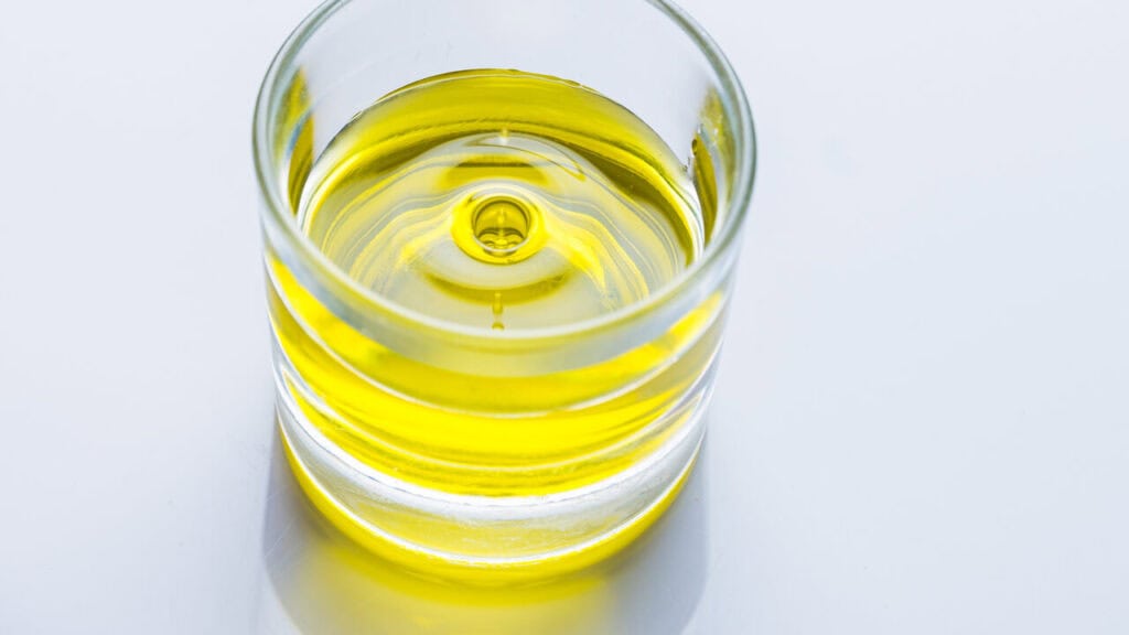 olio extravergine di oliva di colore verde intenso ricco di polifenoli e antiossidanti