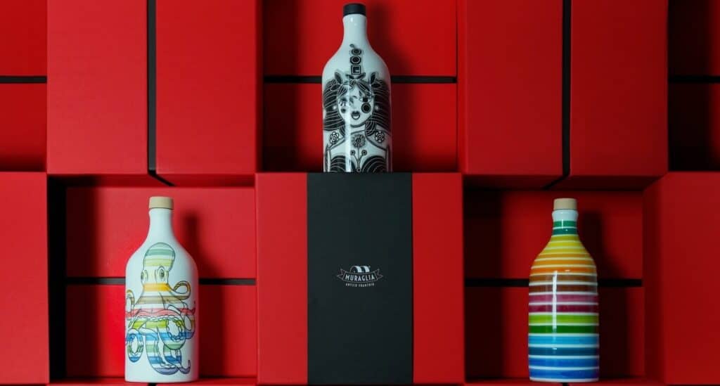 Alcuni degli orci Frantoio Muraglia con packaging elegante per regali aziendali personalizzati